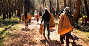 I corsi di sopravvivenza: In un bosco senza cellulare e cibo per riconnettersi al mondo reale